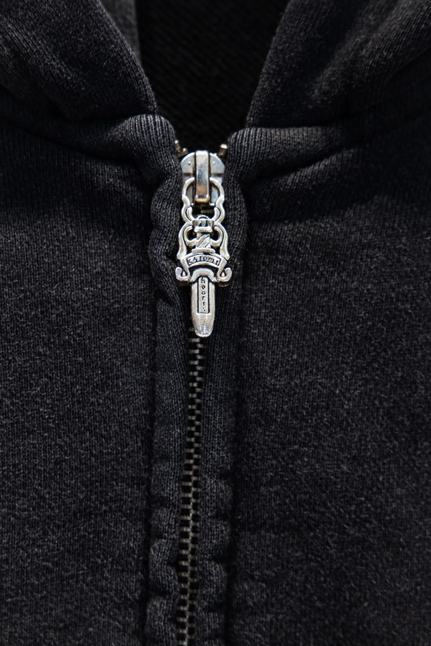 P360 🆕Chrome hearts distressed new distressed double zipper jacket. The os version is really charming. The Chrome family is really unique. Every new season has the best version. It is very practical and can be worn casually. Nice✔️ - ⚠️100% cotton. Made of custom-dyed terry cotton sweatshirt surface, 450g double-ply double yarn, comfortable to the touch. Made from imported knitting needle carded cotton, the thickness is moderate, drapey and contoured, making the upper body comfortable! ! It is very tolerant to fat body types and can instantly lose five pounds after wearing it!  The front cuffs and back chest are made of direct-injection printing environmentally friendly glue material, using a mechanized printing process. Mechanical printing has high precision, the positioning accuracy can reach ±0.02mm, and the quality is stable. Adding distressed elements to the body of the garment greatly increases the interest of the garment; it has a unique visual effect.  Hem Loose closing Double-layer fabric Good closing effect Exquisite hemming Color: Washed black Size: S-M-L-XL
